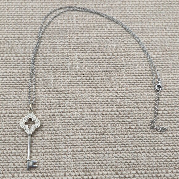 16+2 Inch Sterling Silver Key Cubic Zirconia Pendant Necklace A6323 - Picture 1 of 8